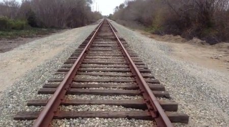 دانلود فوتیج راه رفتن بر روی ریل قطار