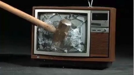 دانلود فوتیج شکستن شیشه تلویزیون قدیمی