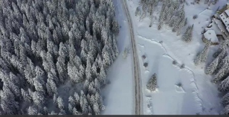 دانلود فوتیج حرکت ماشین در جاده برفی