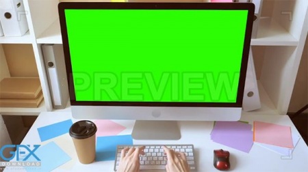 فوتیج پرده سبز صفحه مانیتور کامپیوتر در دفتر کار