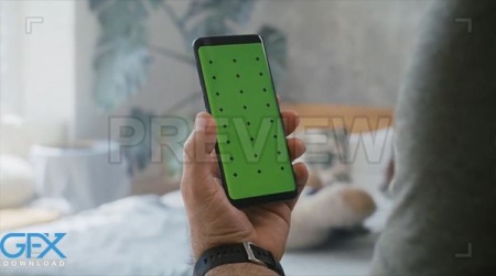 فوتیج نگه داشتن موبایل با صفحه نمایش سبز