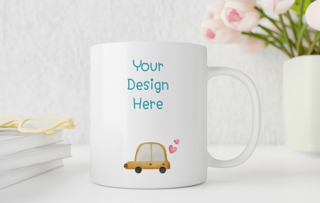 موکاپ ماگ با گل های لاله بر روی میز سفید