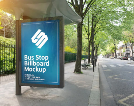 موکاپ لایه باز بیلبورد در ایستگاه اتوبوس