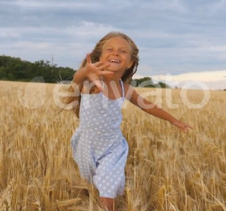 دانلود فوتیج دویدن دختر در مزرعه گندم