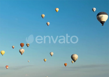 فوتیج پرواز بالون ها از نمای بالا در شهر