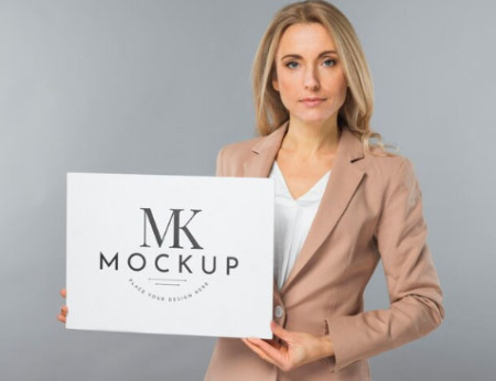 موکاپ لایه باز زن با پلاکارد woman mockup
