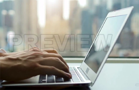 فوتیج کار کردن با لپ تاپ در محل کار