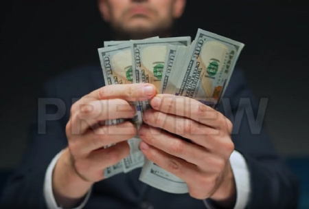 دانلود فوتیج مرد در حال شمارش دلار