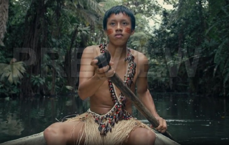 دانلود فوتیج مرد در حال قایق سواری