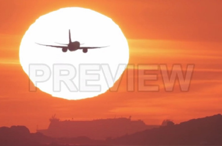 دانلود فوتیج پرواز هواپیما به سمت خورشید