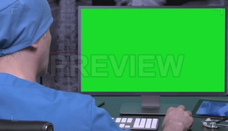 فوتیج پرده سبز جراح در حال استفاده از کامپیوتر