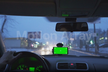فوتیج پرده سبز صفحه گوشی بر روی داشبورد ماشین
