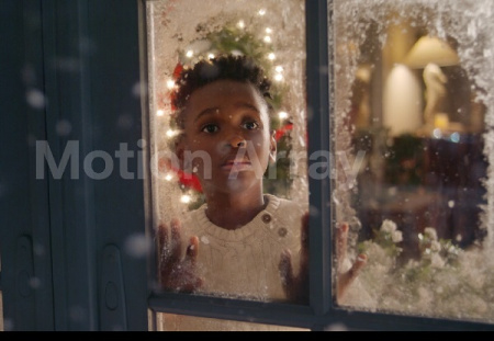 دانلود فوتیج بچه در پشت پنجره Kid Looking Out A Window
