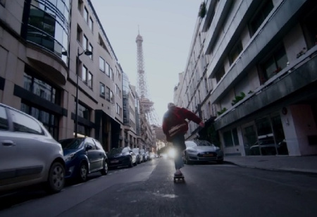 فوتیج اسکیت بورد سوار در مقابل پس زمینه برج ایفل