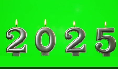 دانلود فوتیج پرده سبز با شمع‌ های سال نو مبارک 2025