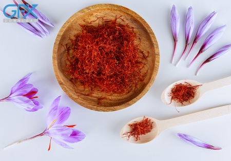 عکس تبلیغاتی زعفران از نمای بالا