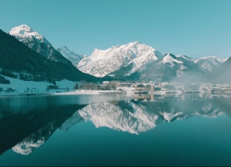 دانلود فوتیج انعکاس کوه آلپ در دریاچه Alpine Lake Reflection