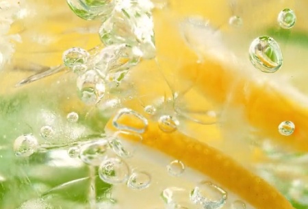 فوتیج لیموناد با برش های لیمو، یخ و نعناع Lemonade In A Glass