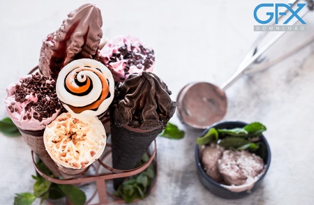 عکس تبلیغاتی بستنی قیفی شکلاتی خوشمزه و جذاب