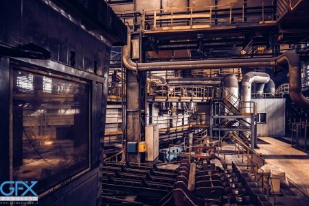 تصویر حرفه‌ای از تجهیزات صنعتی داخل کارخانه