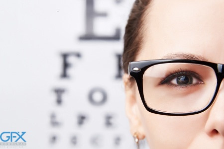 عکس چشم با عینک طبی در نمای نزدیک
