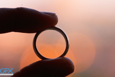 عکس حلقه ازدواج کلاسیک با نورپردازی طبیعی