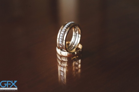 نمای نزدیک از حلقه نامزدی با نگین درخشان