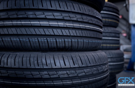 عکس تبلیغاتی حرفه‌ای از لاستیک با پس‌زمینه مدرن برای کمپین بازاریابی