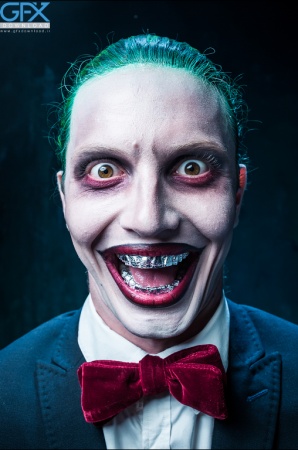 تصویر جوکر خفن با ژست خاص و پس‌زمینه تاریک