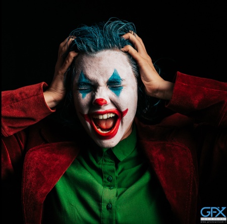 عکس جوکر با رنگ‌ های تیره و حالت چهره خاص