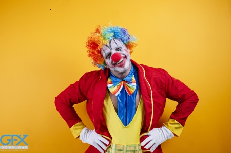 عکس دلقک بامزه با موهای رنگی و صورت خندان