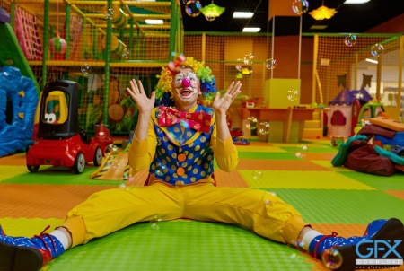 عکس واقعی دلقک نشسته روی زمین