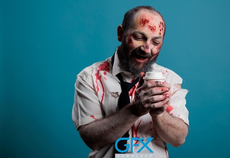 عکس زامبی خوشگل در حال خوردن قهوه