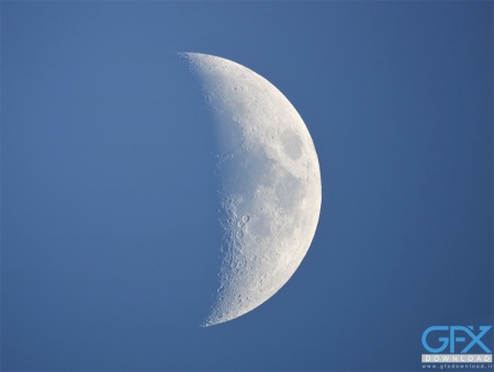 تصویر زیبای ماه نیمه در شب با کیفیت HD مناسب ادیت