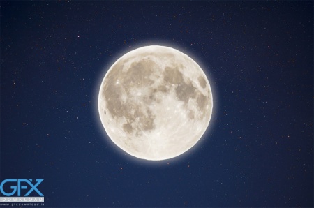 عکس هنری از ماه در آسمان شب با وضوح بالا