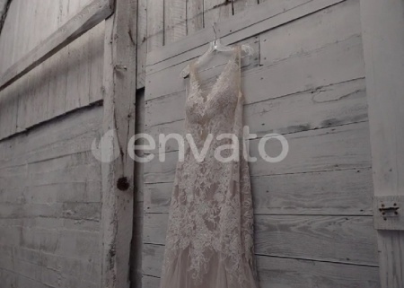 فوتیج لباس عروس در اتاق پر نور برای تدوین کلیپ عروسی wedding gown