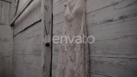 دانلود فوتیج حرفه‌ای نمایش لباس عروس با نور طبیعی wedding gown