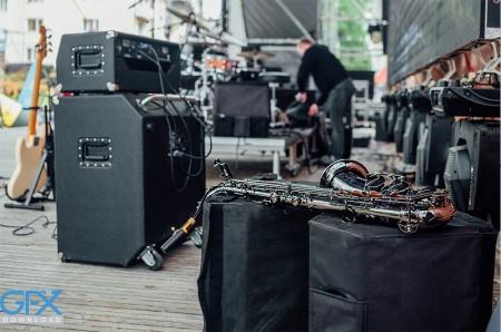 عکس اسپیکر بزرگ در محیط کنسرت با کیفیت چاپی