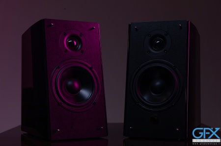 عکس اسپیکر باند بزرگ در استودیو با نورپردازی زیبا