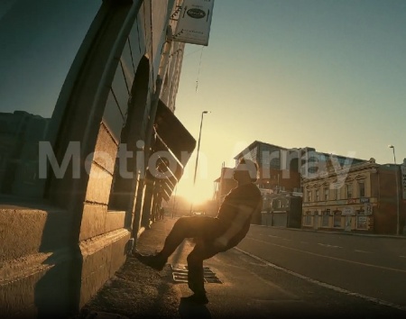 دانلود فوتیج پشتک زدن روی دیوار ساختمان در خیابان