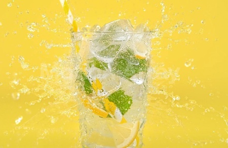 فوتیج لیوان لیموناد با پاشش آب برای تبلیغات Glass Of Lemonad