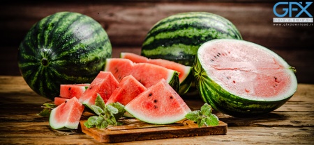 عکس برش هندوانه قرمز آبدار برای محتوای تبلیغاتی