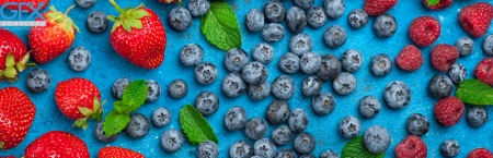 تعدادی بلوبری به صورت پراکنده روی پس‌زمینه آبی