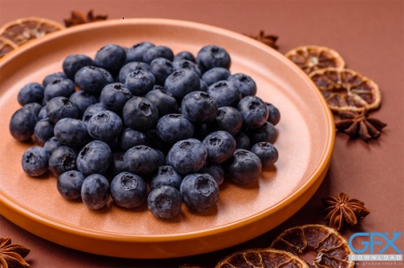 بشقاب چوبی پر از میوه بلوبری تازه