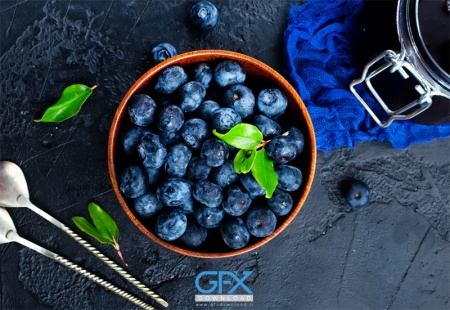 عکس از بلوبری‌های آبی در یک کاسه سفید