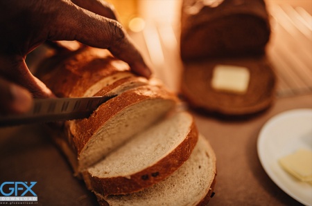 عکس نان تست روی پس‌زمینه چوبی با کیفیت بالا