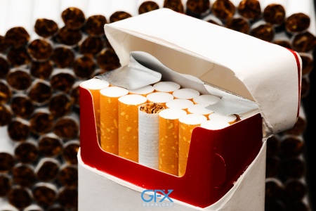 تصویر پاکت سیگار باز و نخ‌های سیگار در کیفیت عالی