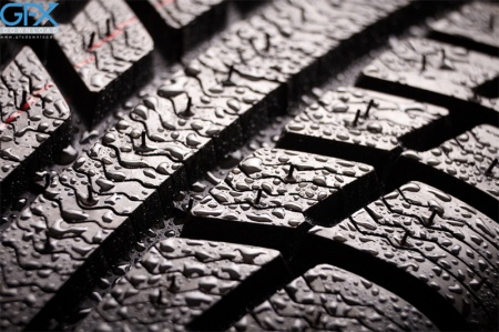 تصویر تایر ماشین سواری از نمای نزدیک
