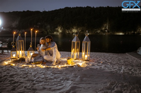 زوج عاشق در ساحل دریا با غروب آفتاب، تصویری رمانتیک و احساسی