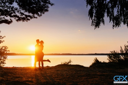 تصویر عاشقانه احساسی از یک زوج در غروب رومانتیک با کیفیت بالا